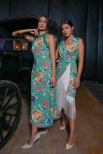 Cargar imagen en el visor de la galería, Vestido Mantón Verde Kahyra
