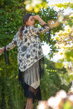 Cargar imagen en el visor de la galería, Chaqueta Bulería Mantón Beige Kahyra
